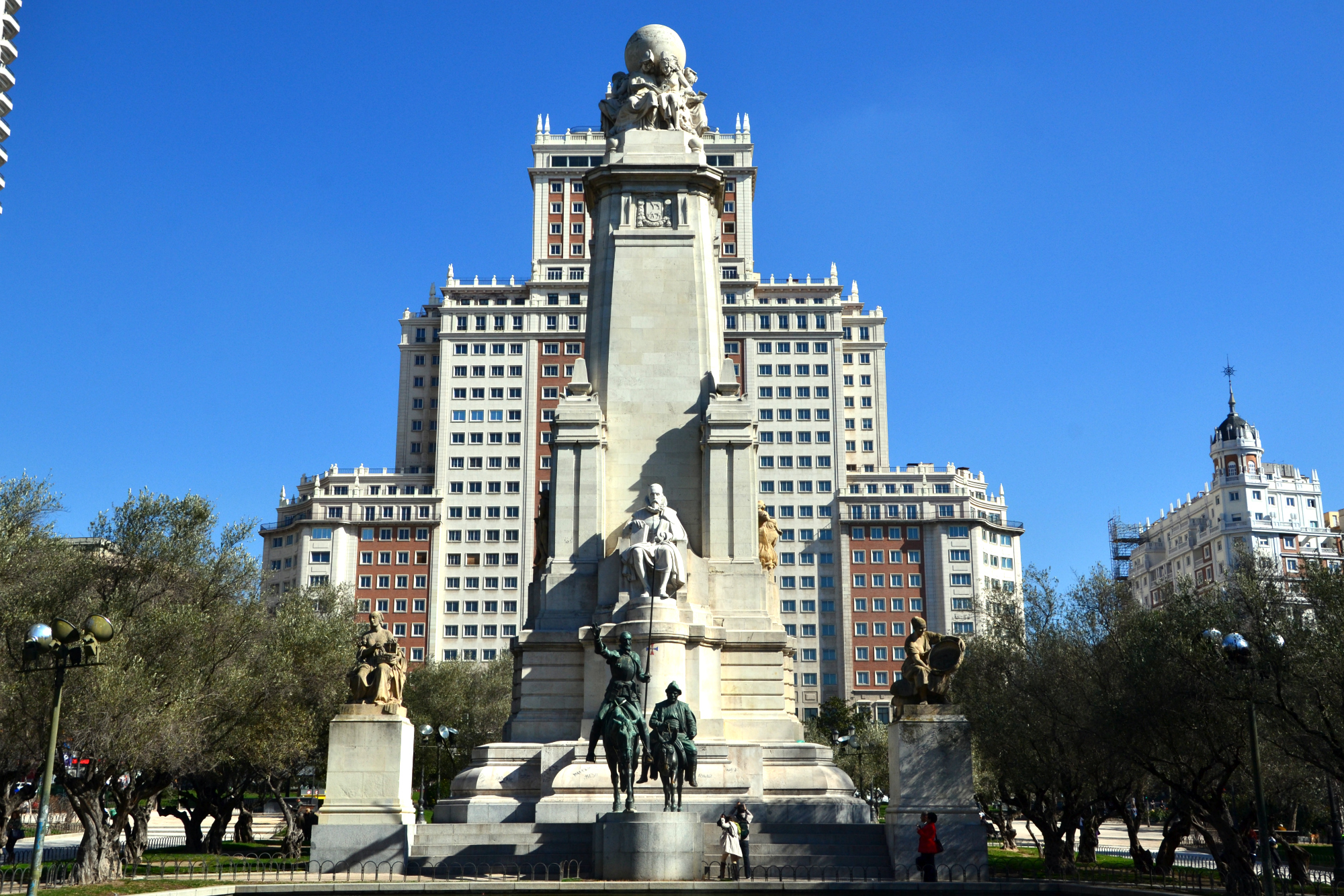 Монумент Мигелю Сервантесу на Площади Испании в Мадриде