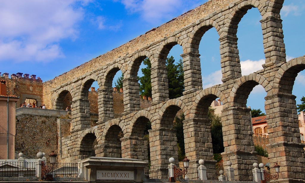 Римский Акведук в Сеговии Фото: Neticola