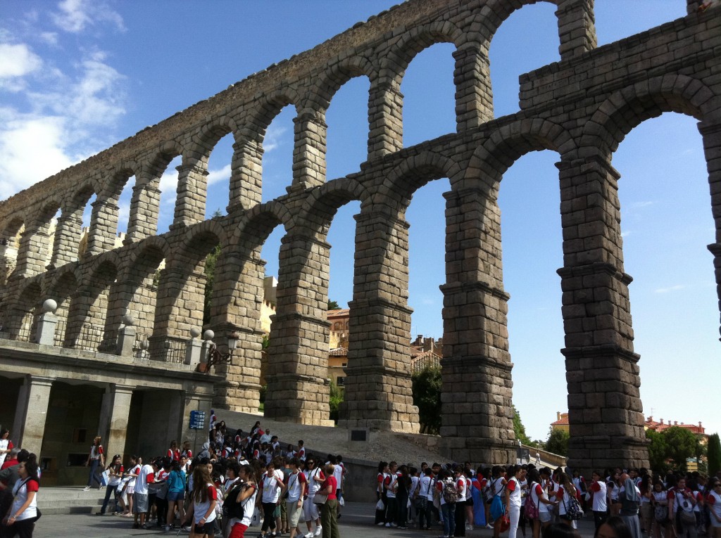 Римский Акведук в Сеговии Фото: MundoGuides