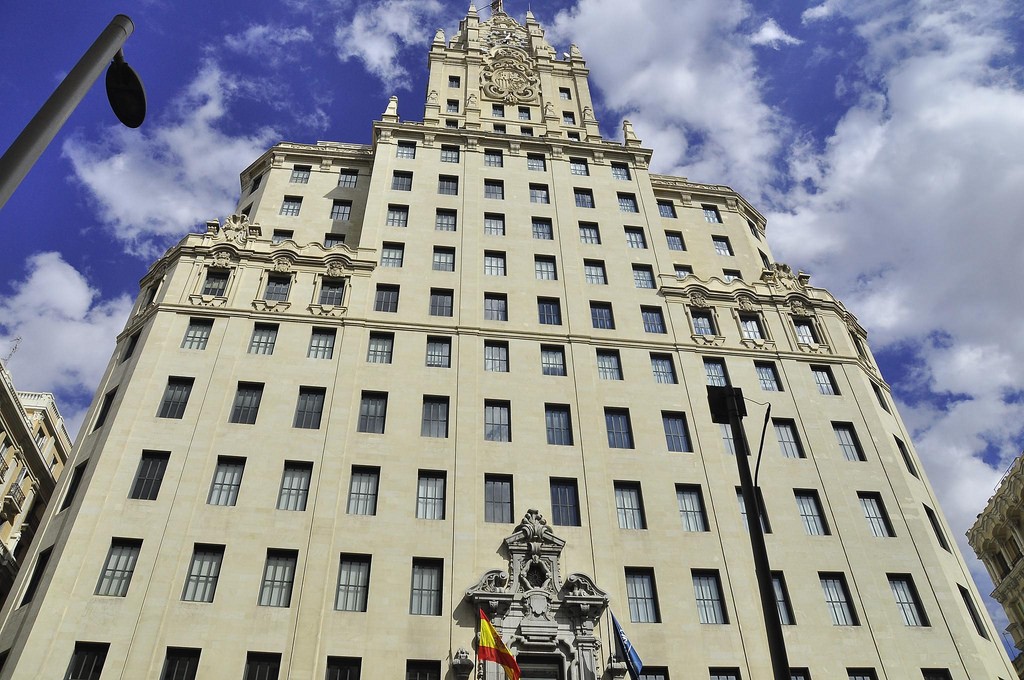 Здание Telefonica в Мадриде  фото: ©pegatina1