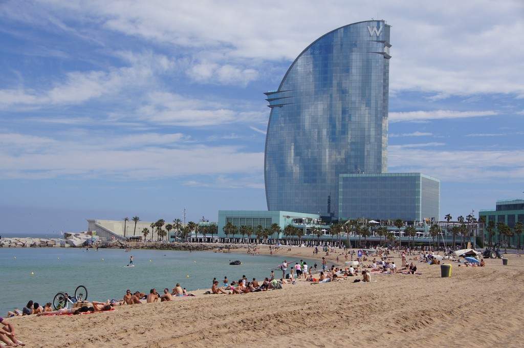 Пляж Барселоны и знаменитый отель W, также называемый "отель-парус" / Фото: twicepix (Flickr / C.C.)