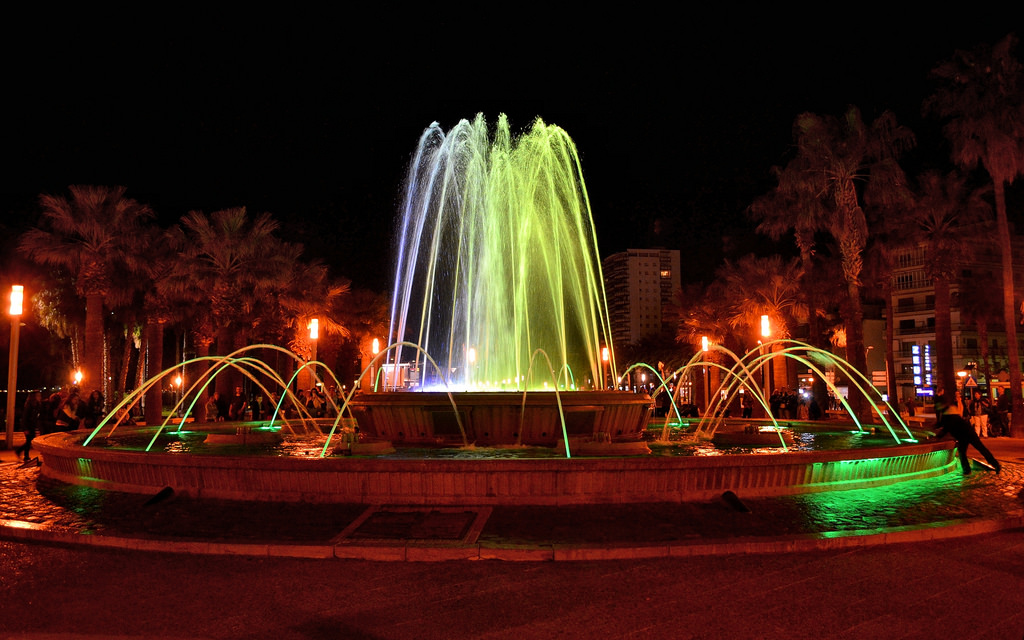 Поющие фонтаны радуют туристов каждую ночь на Paseo Jaume I / Фото: Juan Enrique Gilardi (Flickr / C.C.)