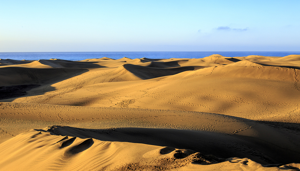 Контраст между печаными дюнами и океаном- делает путешествие на Канарские острова незабываемым! / Фото: Joakim Berndes (Flickr / C.C.)