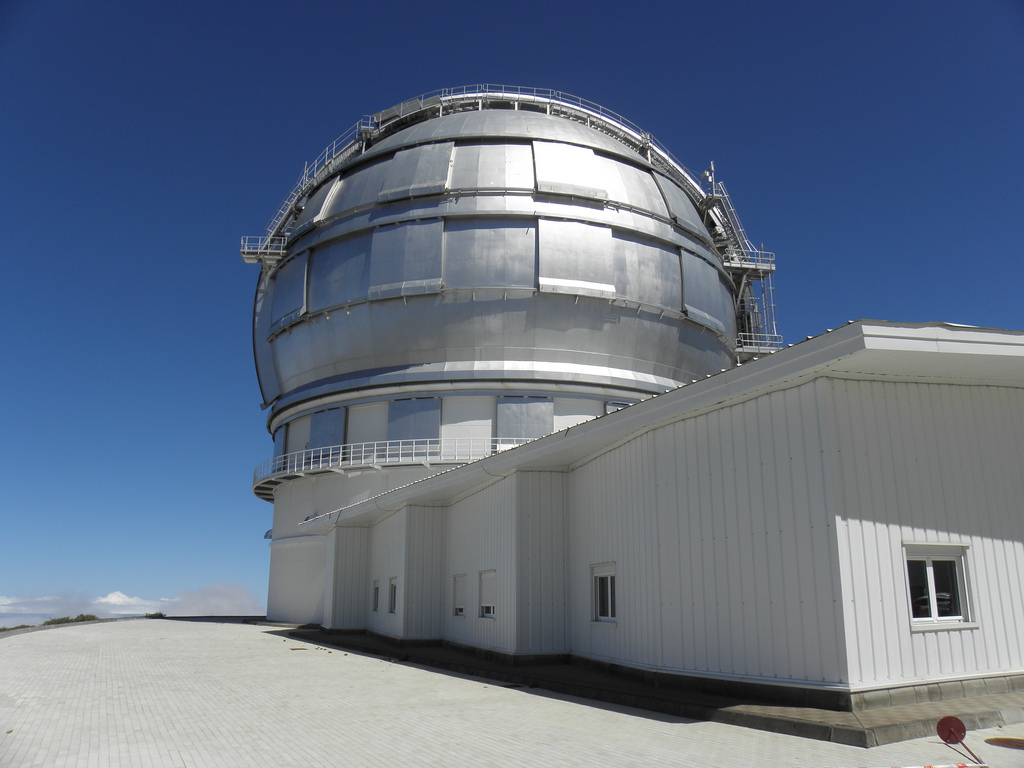 Большой Канарский Телескоп- крупнейший оптический телескоп в мире! Благодаря ему изучаются черные дыры, звезды и отдаленный галактики. / Фото: Sjonarmerki (Flickr / C.C.)