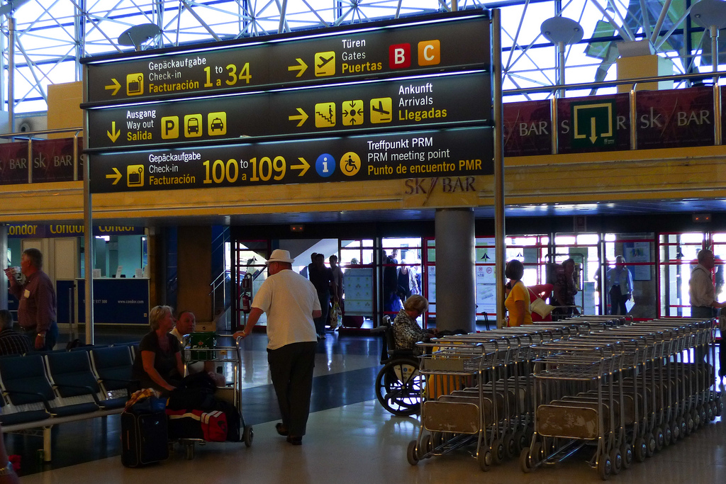 В терминалах аэропортов вы без турда найдете стенды аренды автомобилей / Фото: Håkan Dahlström (Flickr / C.C.)