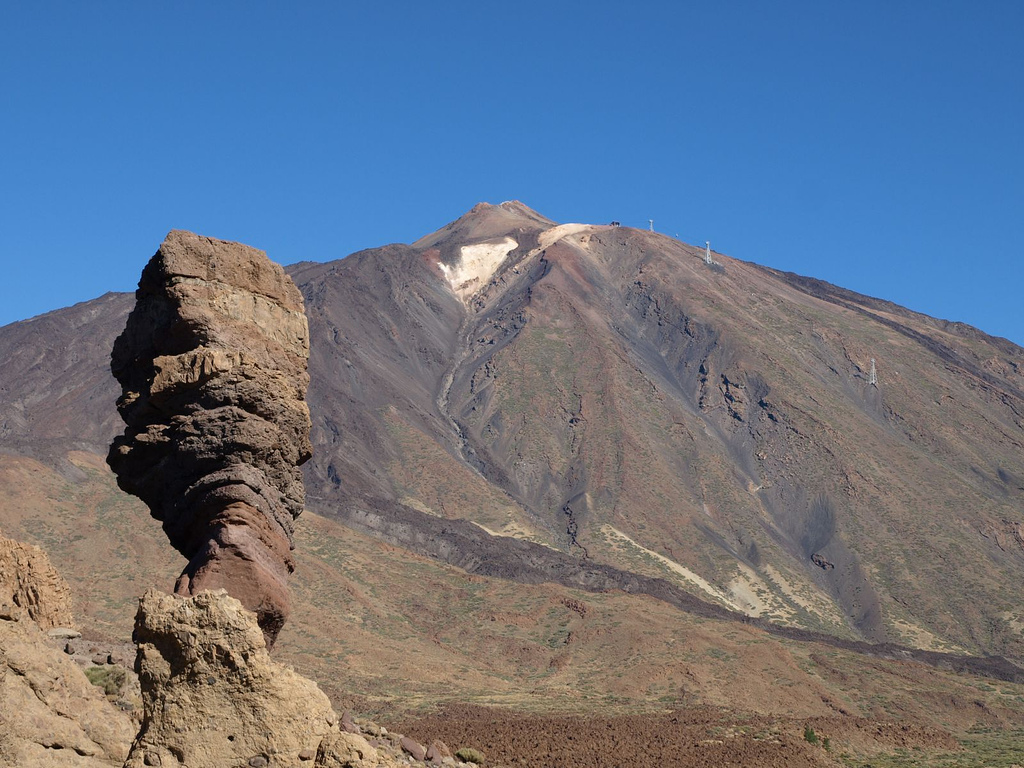 Вулкан Тейде на острове Тенерифе- самая высокая точки Испании (3718 метров) и большую часть года вершина покрыта снегом. Кстати, этот вулкан и дал имя острову, так как "Тенер-Ифе" на древнем местном языке означало "белая гора" / Фото: JGVphoto (Flickr / C.C.)