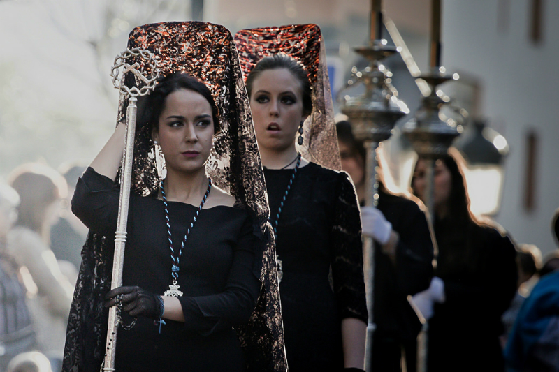 Страстная неделя в Испании - Женщины одеваются в черное, на голове- традиционная "мантилья". Манилью до сих носят на таких праздниках как Семана Санта, коррида или свадьба / Фото: hernanpba (Flickr / C.C.)